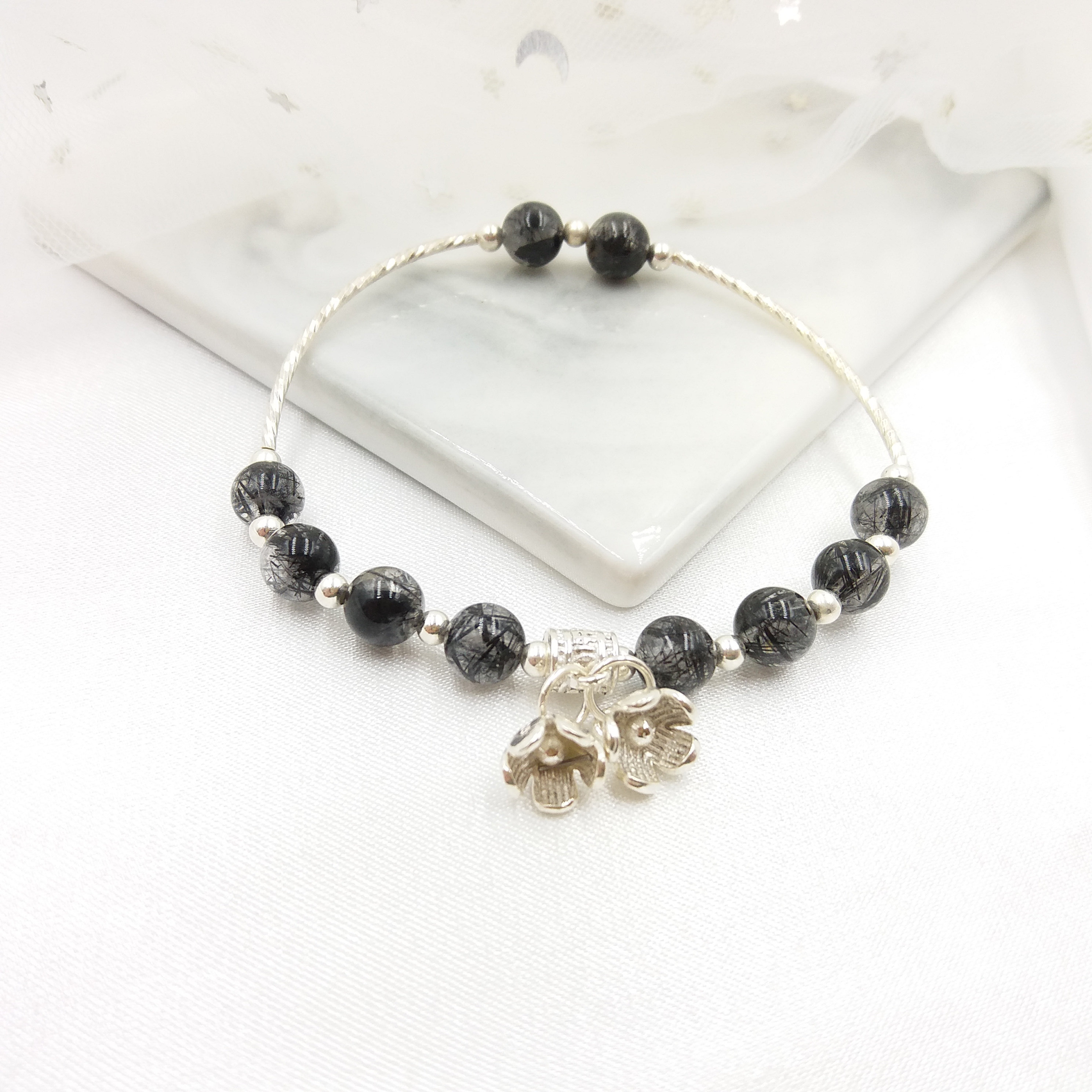 Vòng Tay Thập Lý Đào Hoa Đá Thạch Anh Tóc Đen Phối Charm Bạc 925