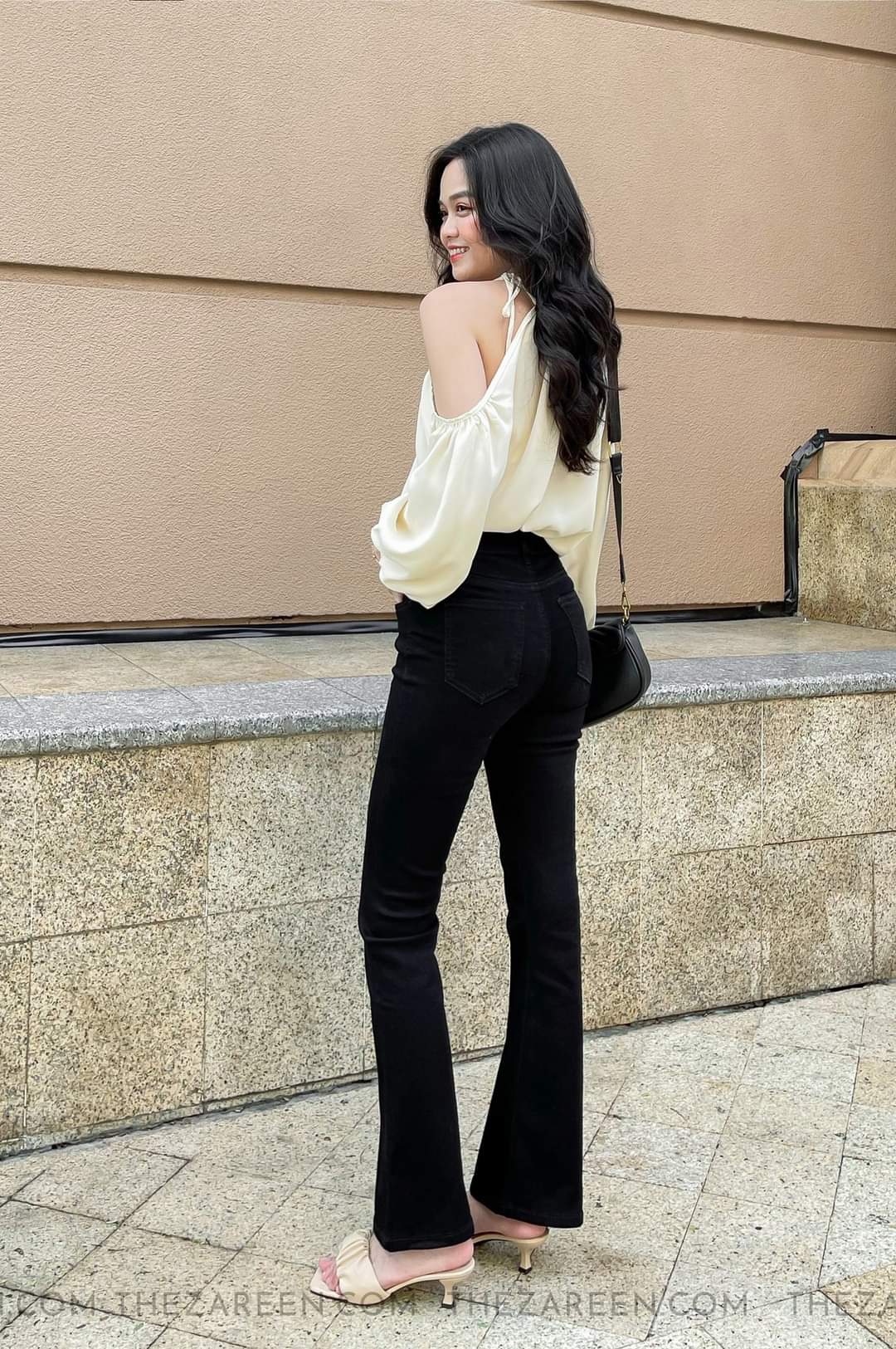 Quần jeans nữ ống loe dài màu đen