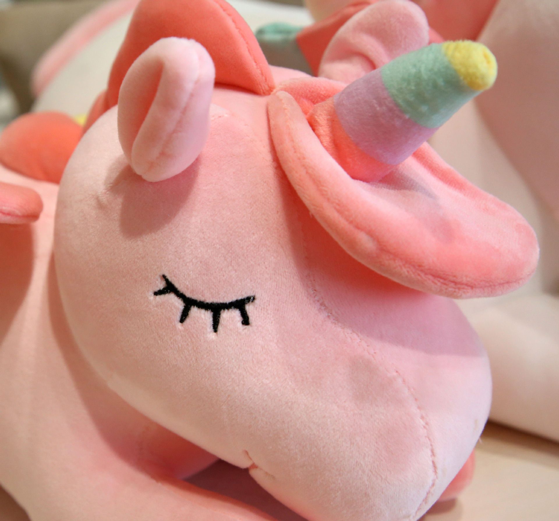 Gối ngủ văn phòng hình kì lân unicorn có cánh kèm chăn, 3 in 1 (gối, chăn, tựa lưng) gối 55x30x20cm +chăn 1mx1m7