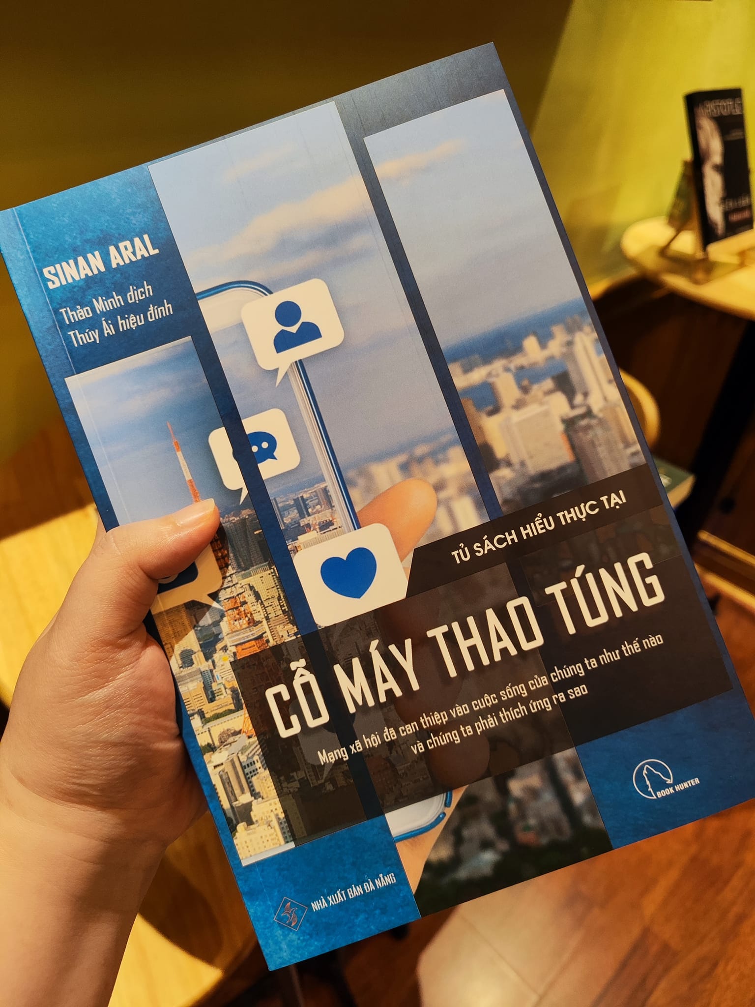 Bộ tứ Ma trận truyền thông: CỖ MÁY THAO TÚNG - Mạng xã hội đã can thiệp vào cuộc sống của chúng ta như thế nào và chúng ta phải thích ứng ra sao – Sinan Aral - Thảo Minh dịch – Lyceum