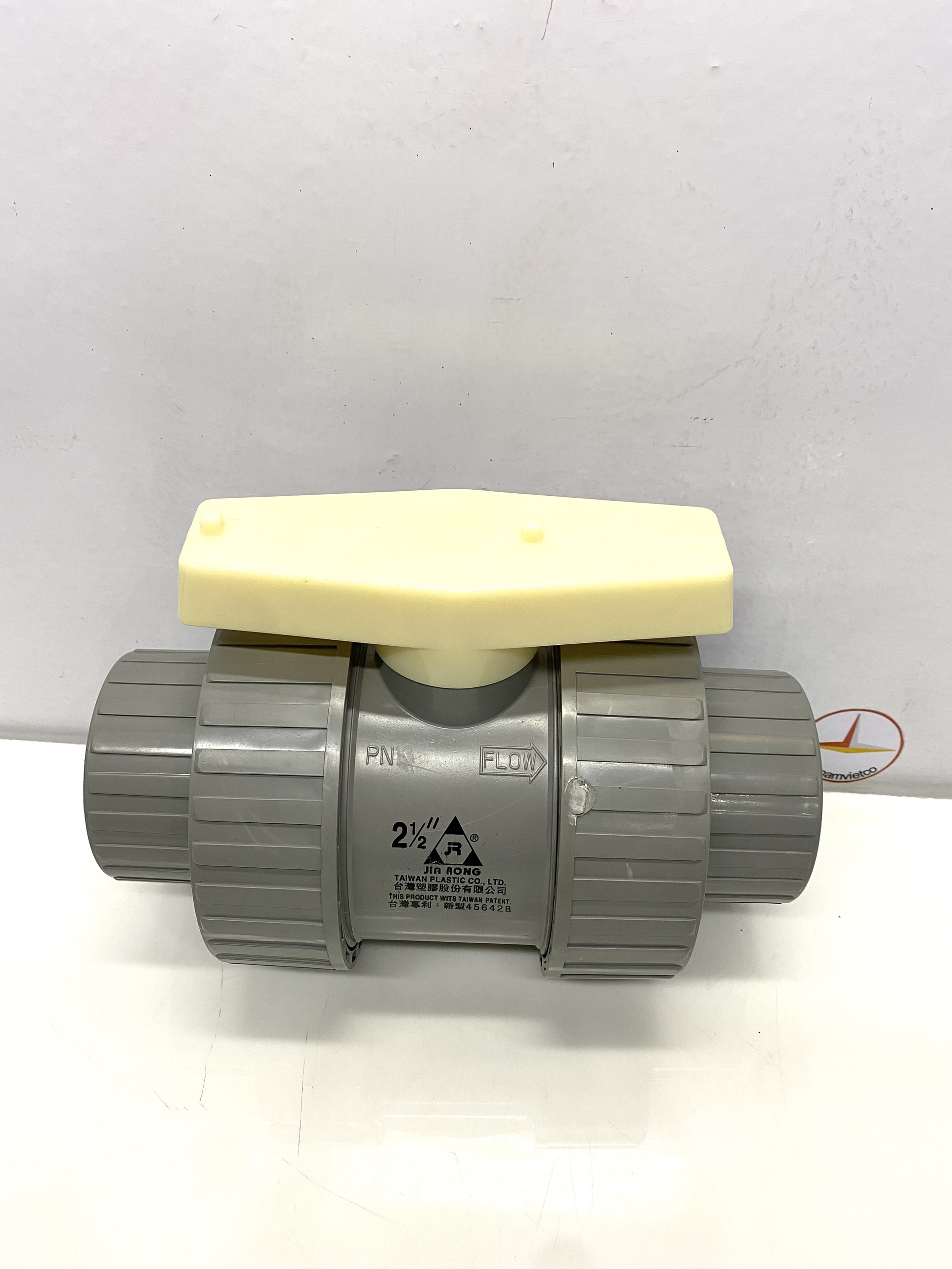 Van hai (2) đầu rắc co 75 nhựa PVC Jiarong _ UB025