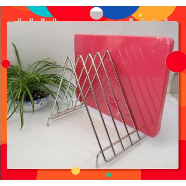 Giá để thớt được làm từ inox 304 chống rỉ sét - để được 6 thớt