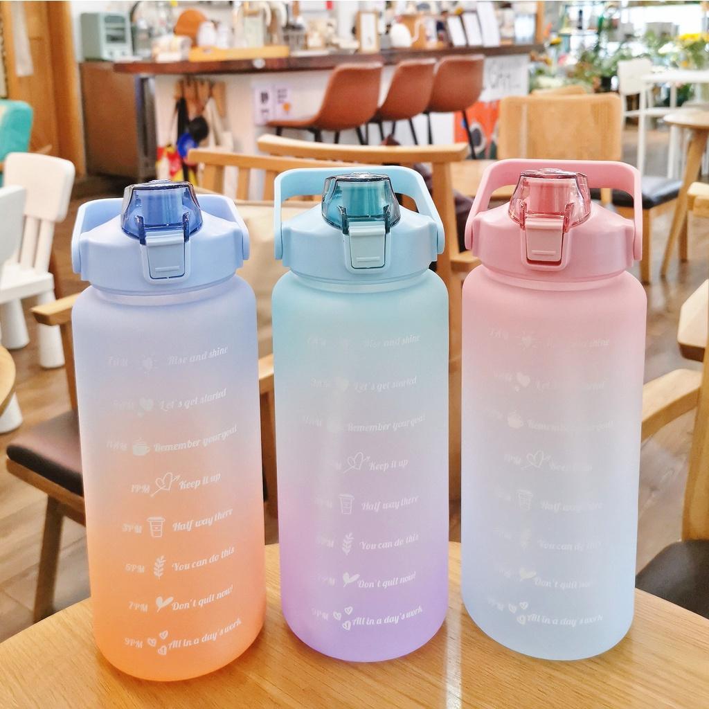 Bình nước 2L có vạch báo giờ uống nước - Bình đựng nước màu gradient bắt mắt có ống hút và sticker trang trí