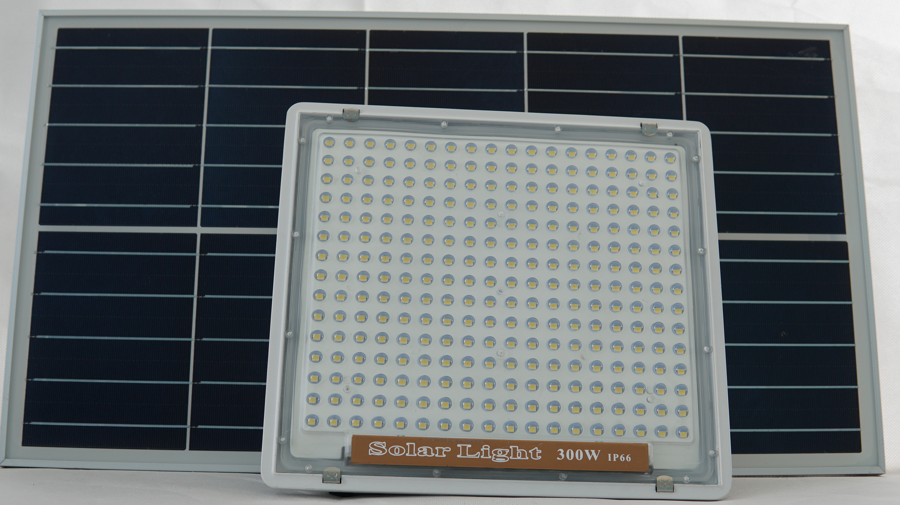 Đèn pha năng lượng mặt trời 300W xài trong nhà TRN300 chống chói mắt