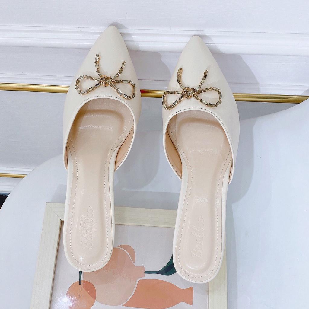 SỤC NỮ MŨI NHỌN PHỐI NƠ ĐÁ