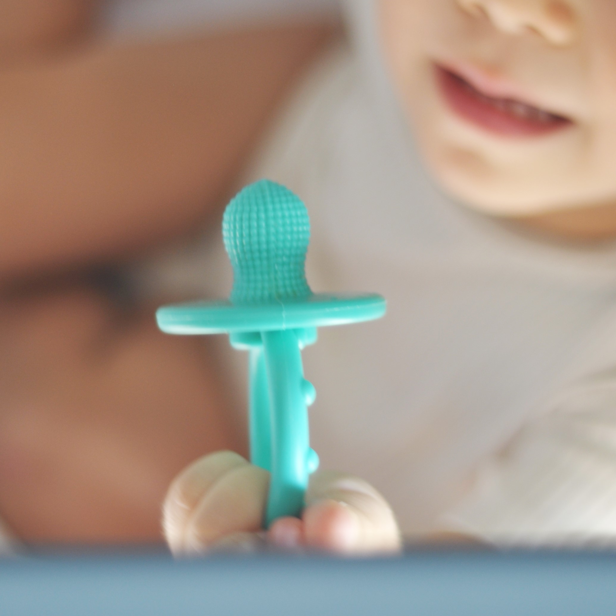 MinikOiOi Gặm nướu tay cầm bằng silicone cao cấp giúp giảm đau và ngứa nướu cho bé