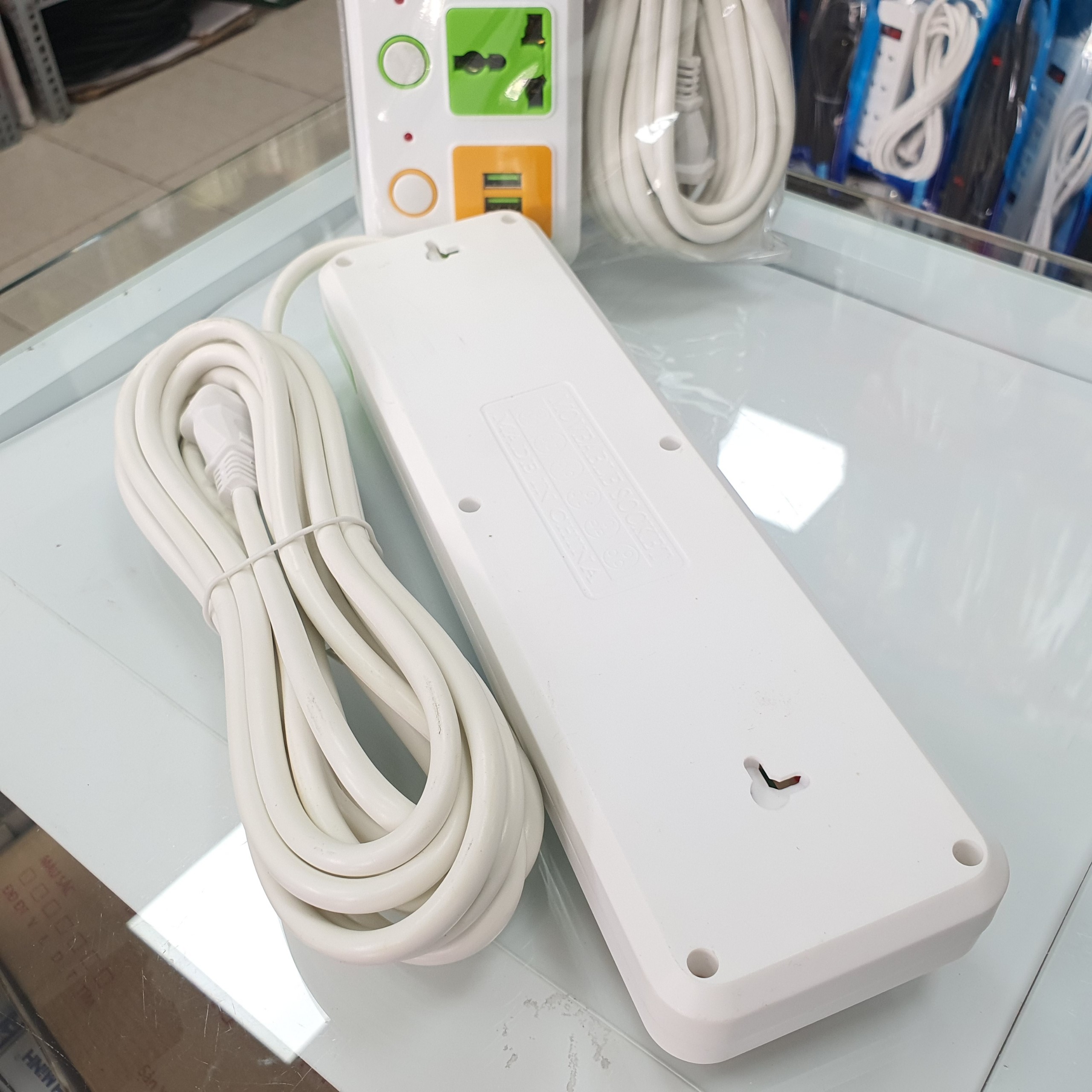 Ổ cắm điện 4 lỗ 2 cổng sạc USB tiện dụng CYX 325