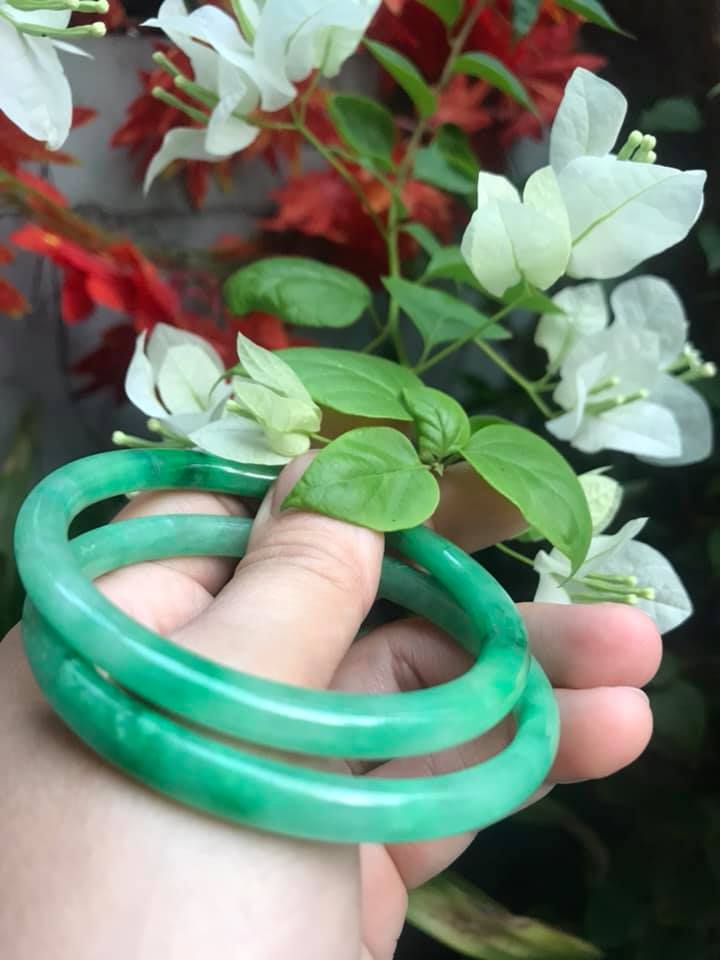 CẶP VÒNG TAY ĐÁ CẨM THẠCH TRÒN 58MM Vòng size 58mm x dầy 6mm x bên ngoài 71mm Chất liệu đá cẩm thạch XANH NGỌC TƯƠI BÓNG ĐẸP NỮ Mệnh MỘC HỎA 56kg - 67Kg ạ