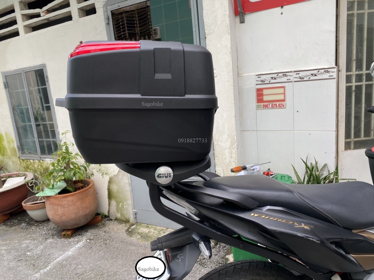 Thùng Givi B33NM, thùng givi 33lit kèm đế, ốc gắn