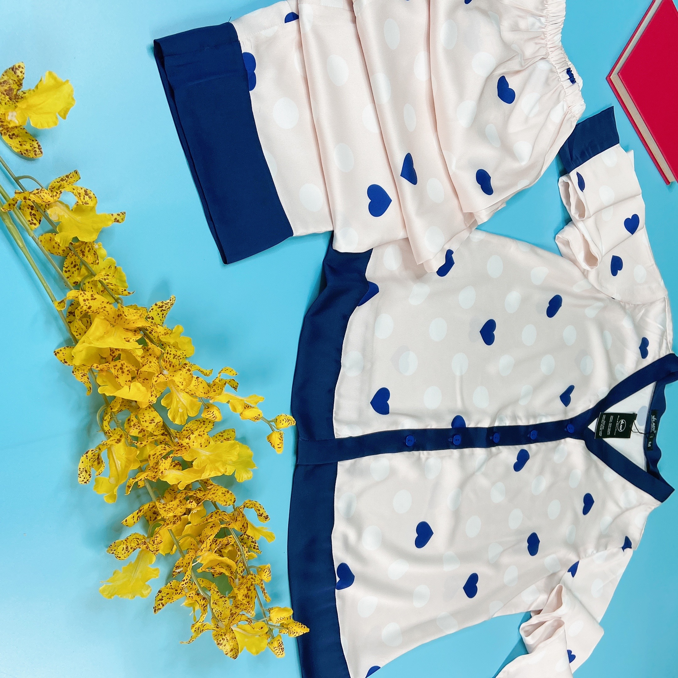 Bộ Đồ Pyjama nữ, đồ mặc nhà lụa VILADY - B104  kiểu cổ tim tay dài quần dài, họa tiết tim chấm bi, chất liệu lụa Pháp ( lụa latin) cao cấp - Màu trắng ngà
