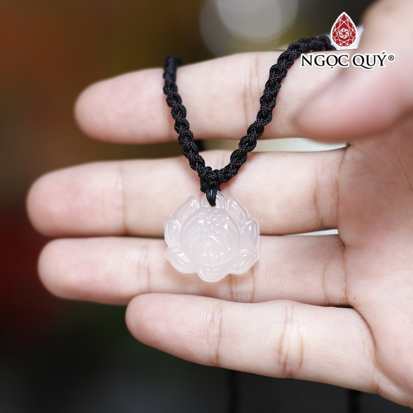 Mặt dây chuyền hoa sen đá mã não trắng 2cm mệnh thủy, kim - Ngọc Quý Gemstones