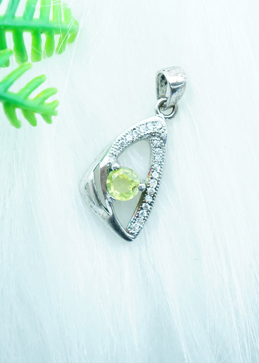 Mặt dây chuyền đá Peridot xanh lá tự nhiên 2.5cm