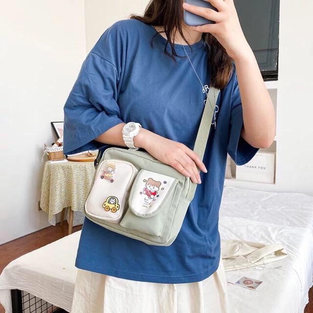 TÚI TOTE VẢI ĐEO CHÉO HOẠT HÌNH CHỐNG NƯỚC TẶNG KÈM STICK CÀI