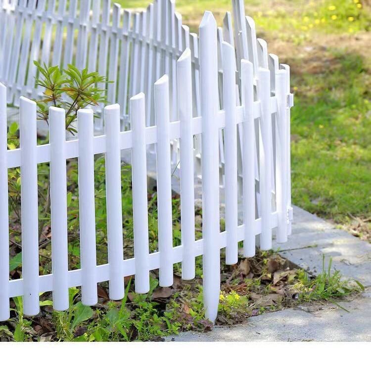Hàng rào nhựa ghép có đế cắm đất kích thước 60 x 33 cm