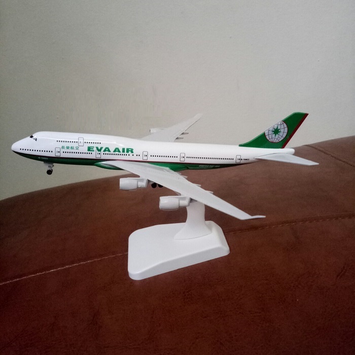 Mô hình máy bay tĩnh B747 Eva Air 20cm có bánh xe