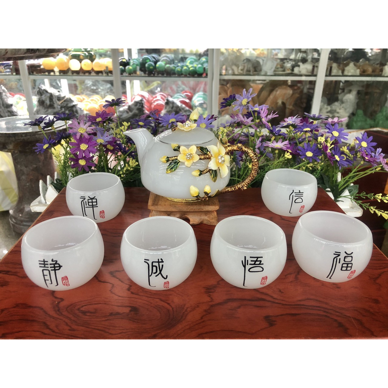 Bộ ấm trà chạm hoa thủy tiên với ly chạm chữ đá bạch ngọc