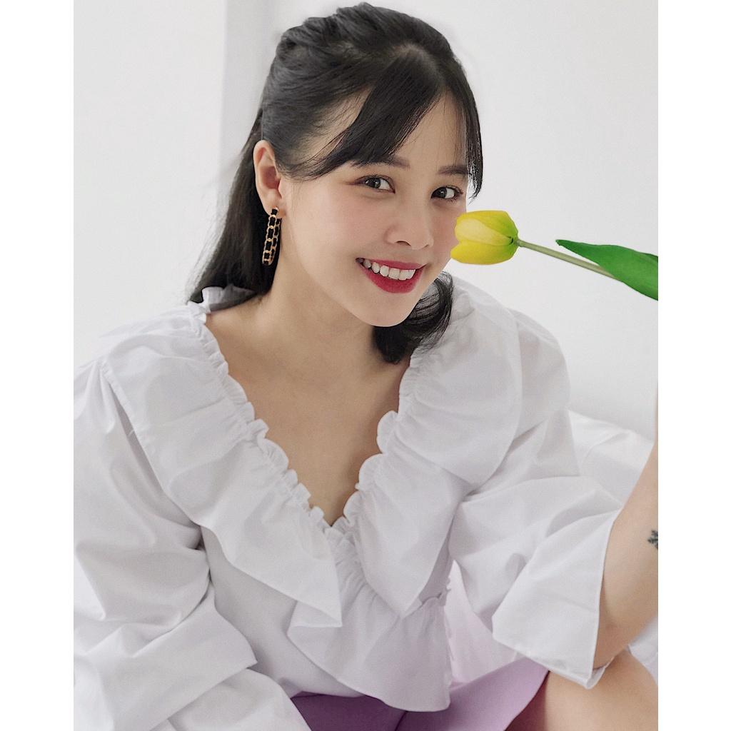 KIOBI - Áo kiểu Ruffle V-neck form suông rộng, cổ V đắp bèo, tay phồng bo thun nhún bèo, vải kate silk trắng - KIA1873T