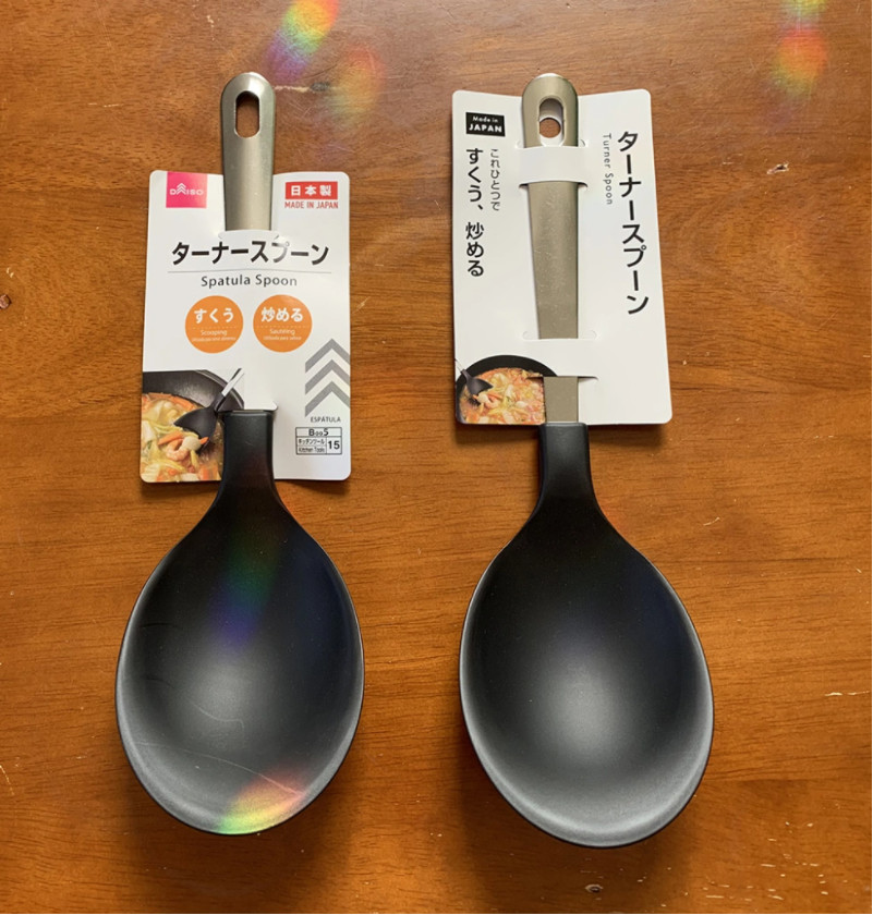 Muôi múc canh đầu silicone Echo Metal 25.5cm, thiết kế tay cầm với đường cong nhẹ, giúp thuận tiện hơn khi sử dụng- nội địa Nhật Bản