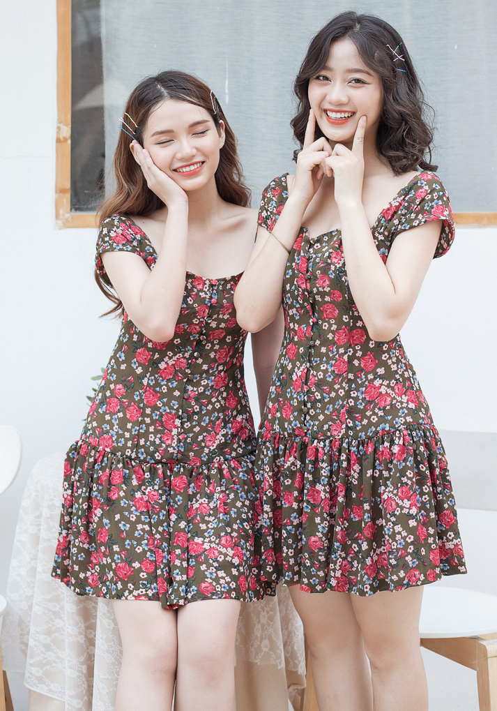 Đầm xanh rêu hoa hồng tùng bèo, cổ trước cong, thân cài nút bọc