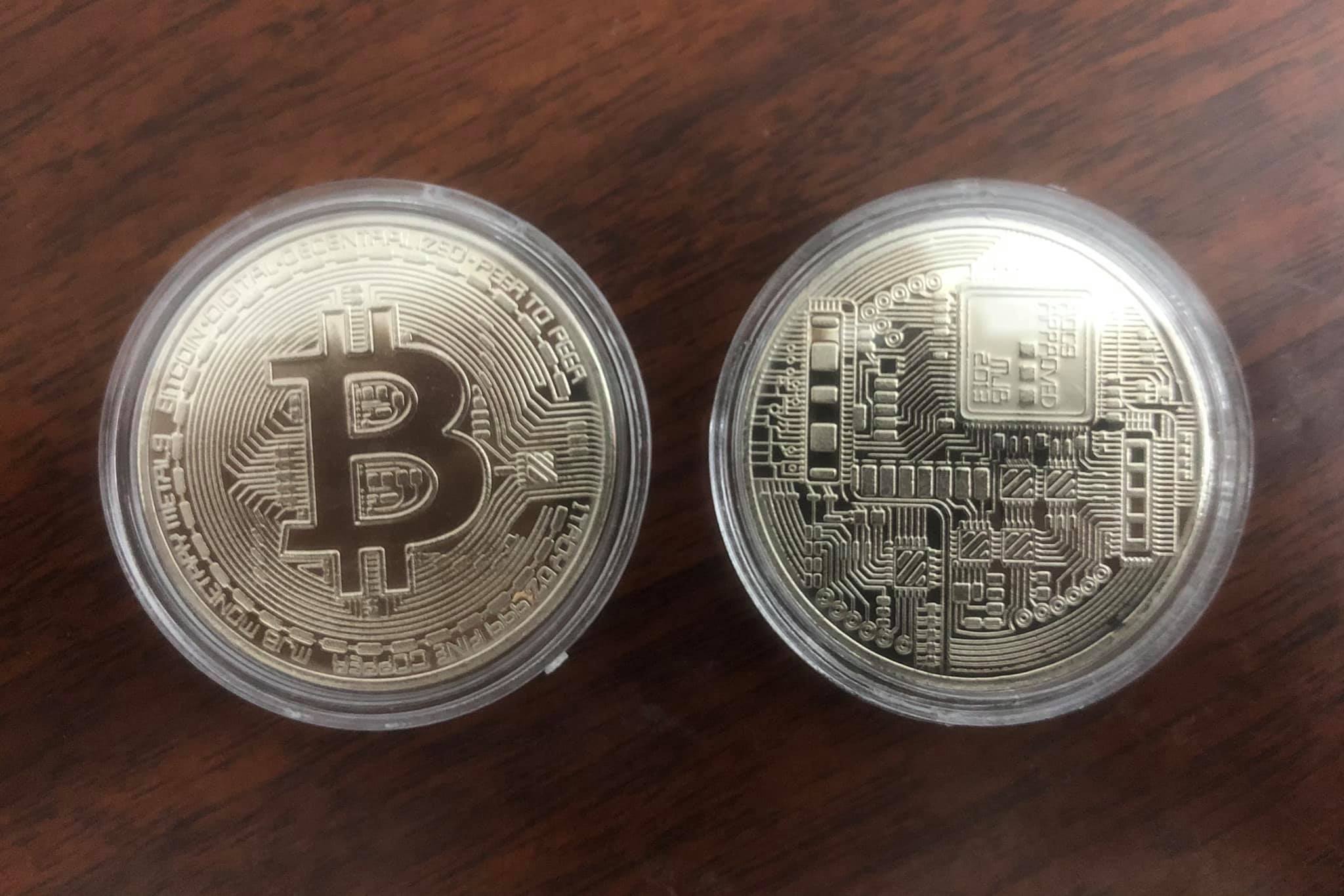 Xu Bitcoin lưu niệm màu bạc, kèm hộp sang trọng