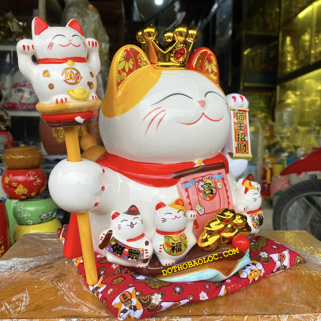 Mèo Thần Tài đội vương miệng bằng sứ mang lại may mắn tài lộc cho gia chủ cao 23cm – Núi vàng