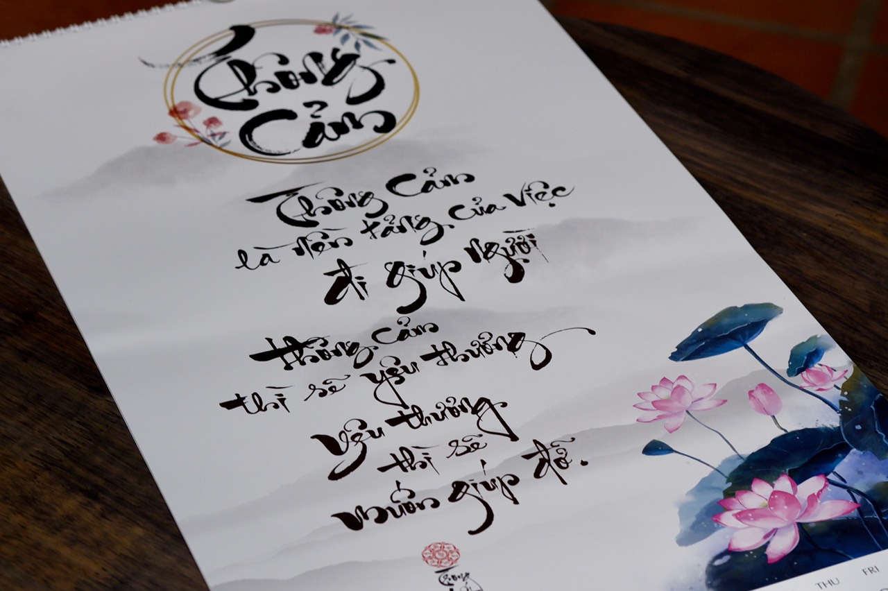 Lịch treo tường Thư Pháp - Lịch Trong Suốt 2024 - 12 bài thơ cầu nguyện đánh thức trí tuệ bên trong bạn, Thư pháp viết tay nghệ thuật kết hợp với hoa sen (35 x70cm)
