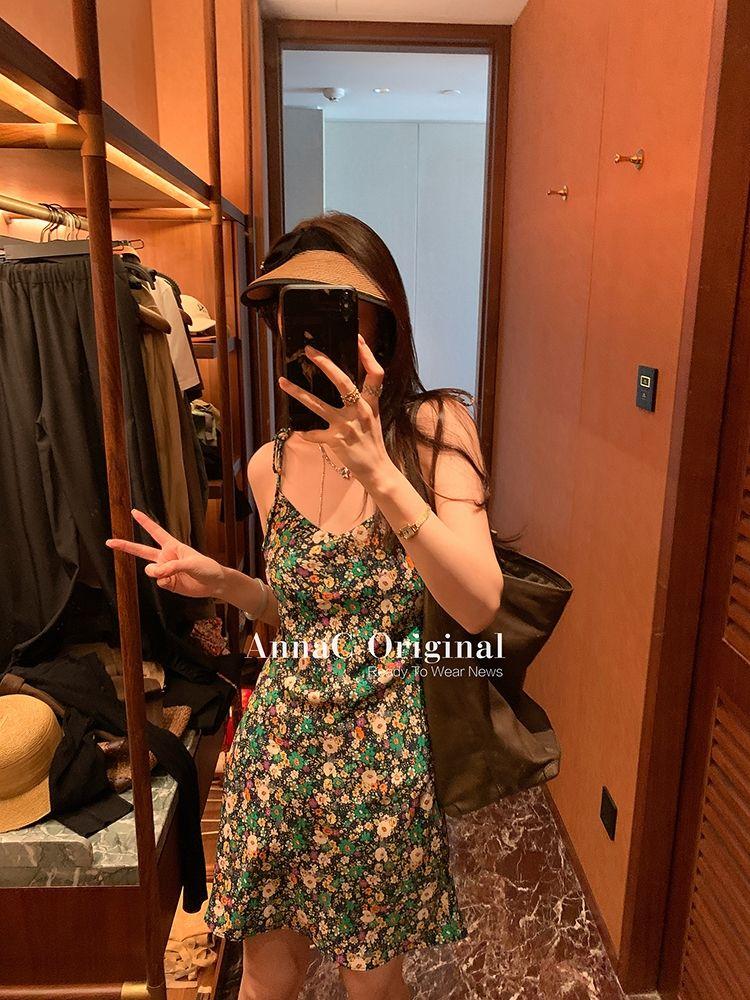 DONGSHOP 2023 Mùa hè Hàn Quốc cổ điển sling váy hoa mảnh đầm thiết kế phụ nữ nhỏ v cổ khí chất một từ váy ngắn