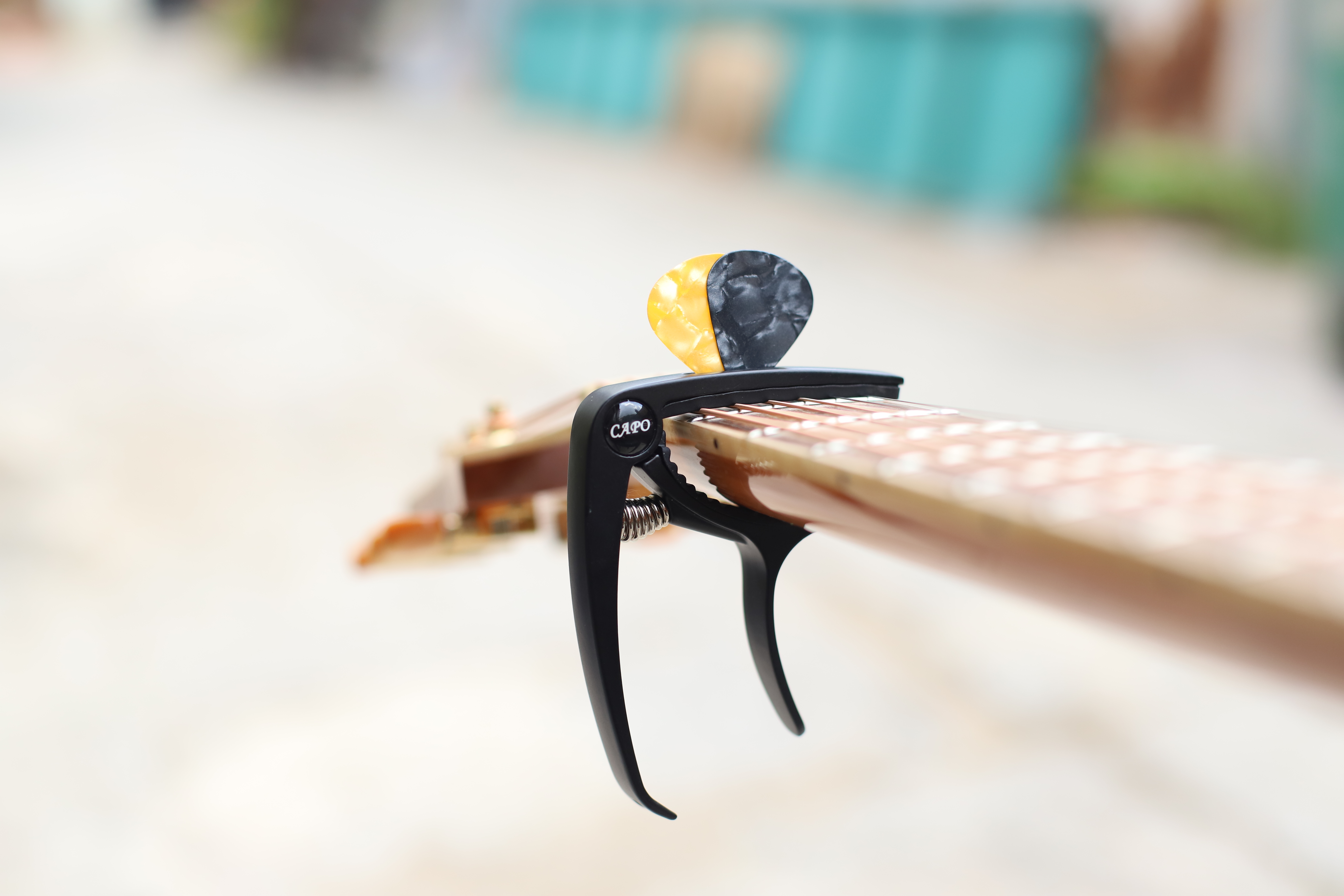 Capo guitar GC03 đa năng ( tăng tông , mở chốt guitar, ngăn đựng phím )