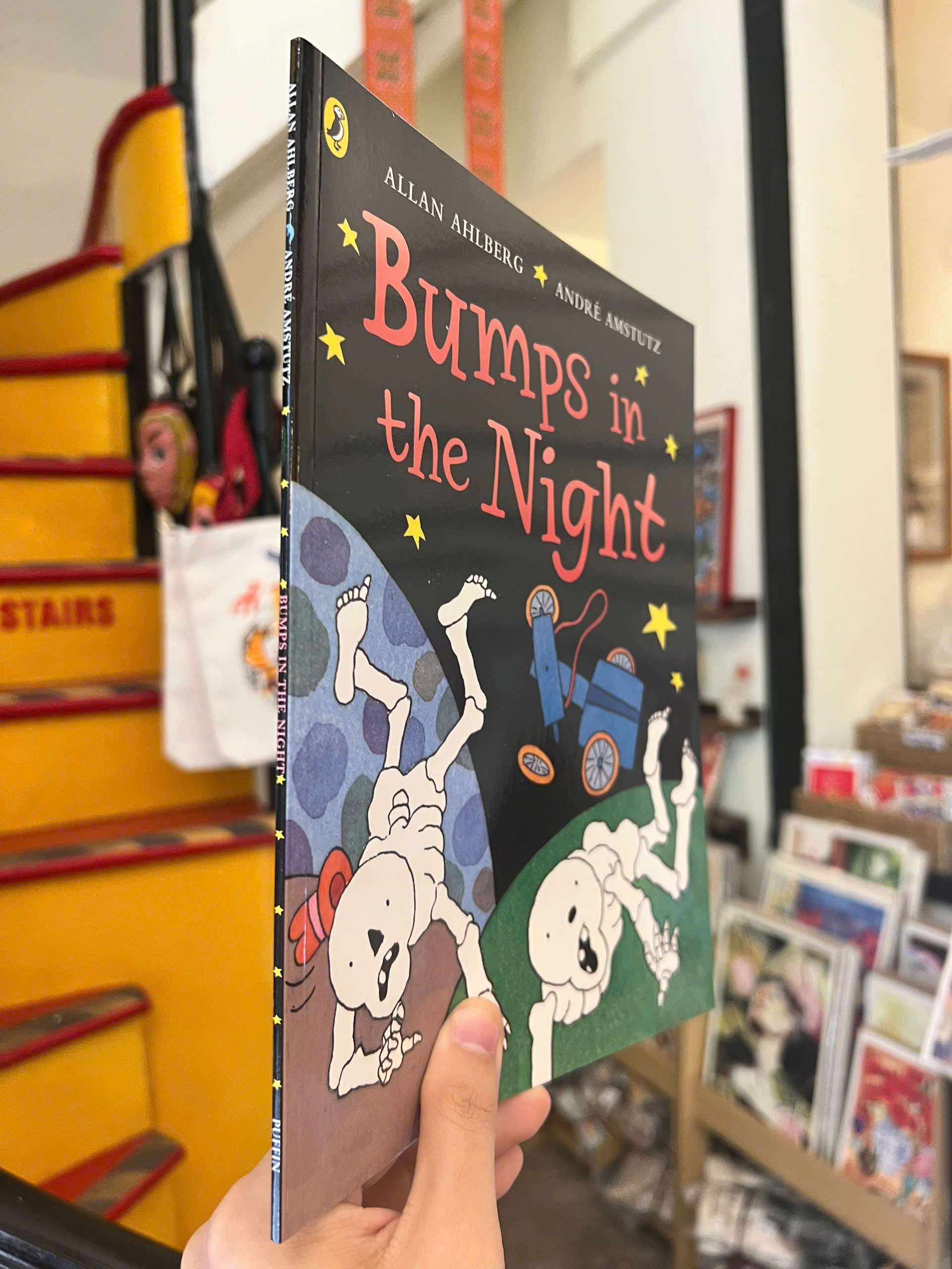 Sách - Bumps in the Night (Funnybones Series)| Childrens Picture Book/ Ngoại văn Thiếu nhi Nhập khẩu