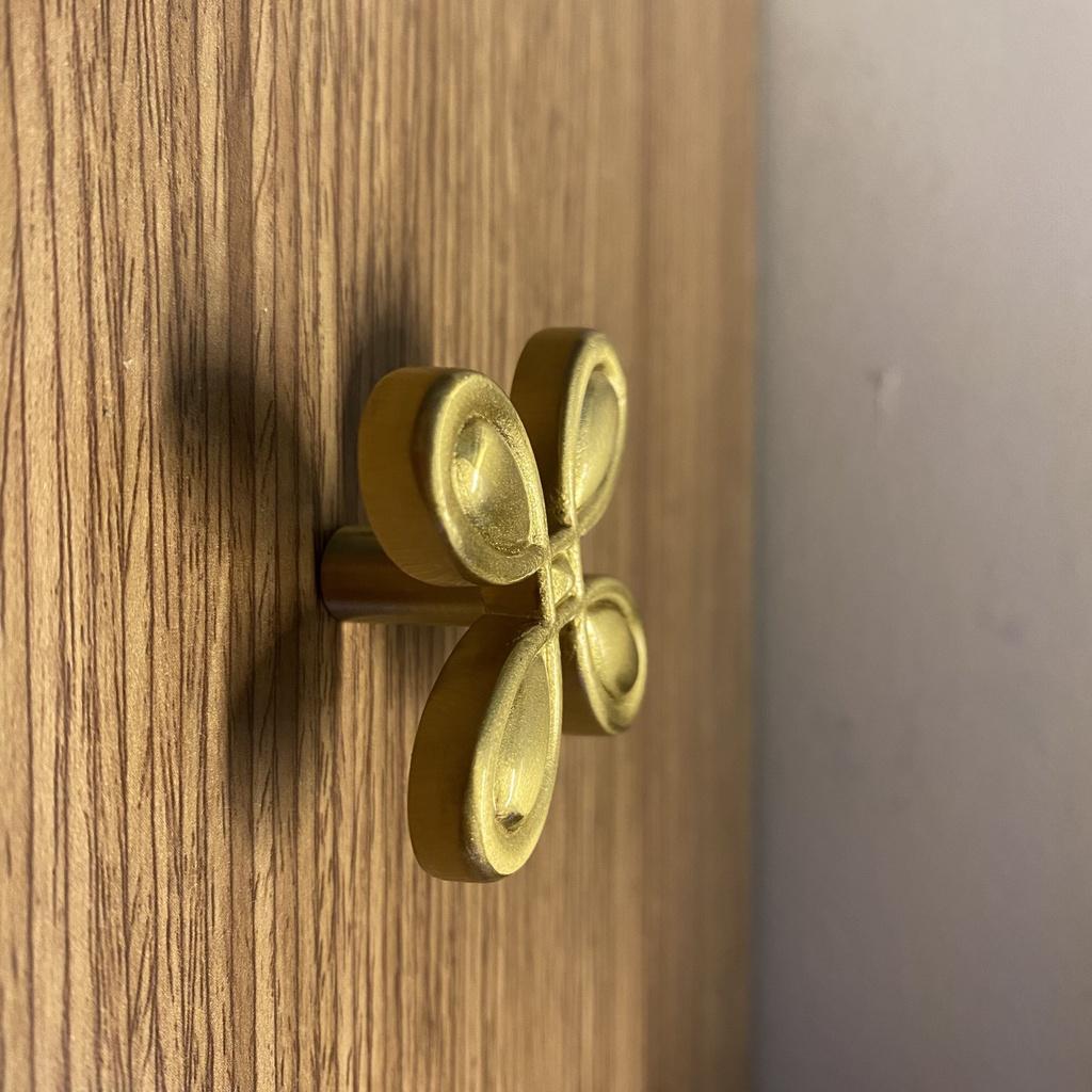 NÚM TỦ ĐỒNG THAU HÌNH CỎ 4 LÁ MÀU VÀNG