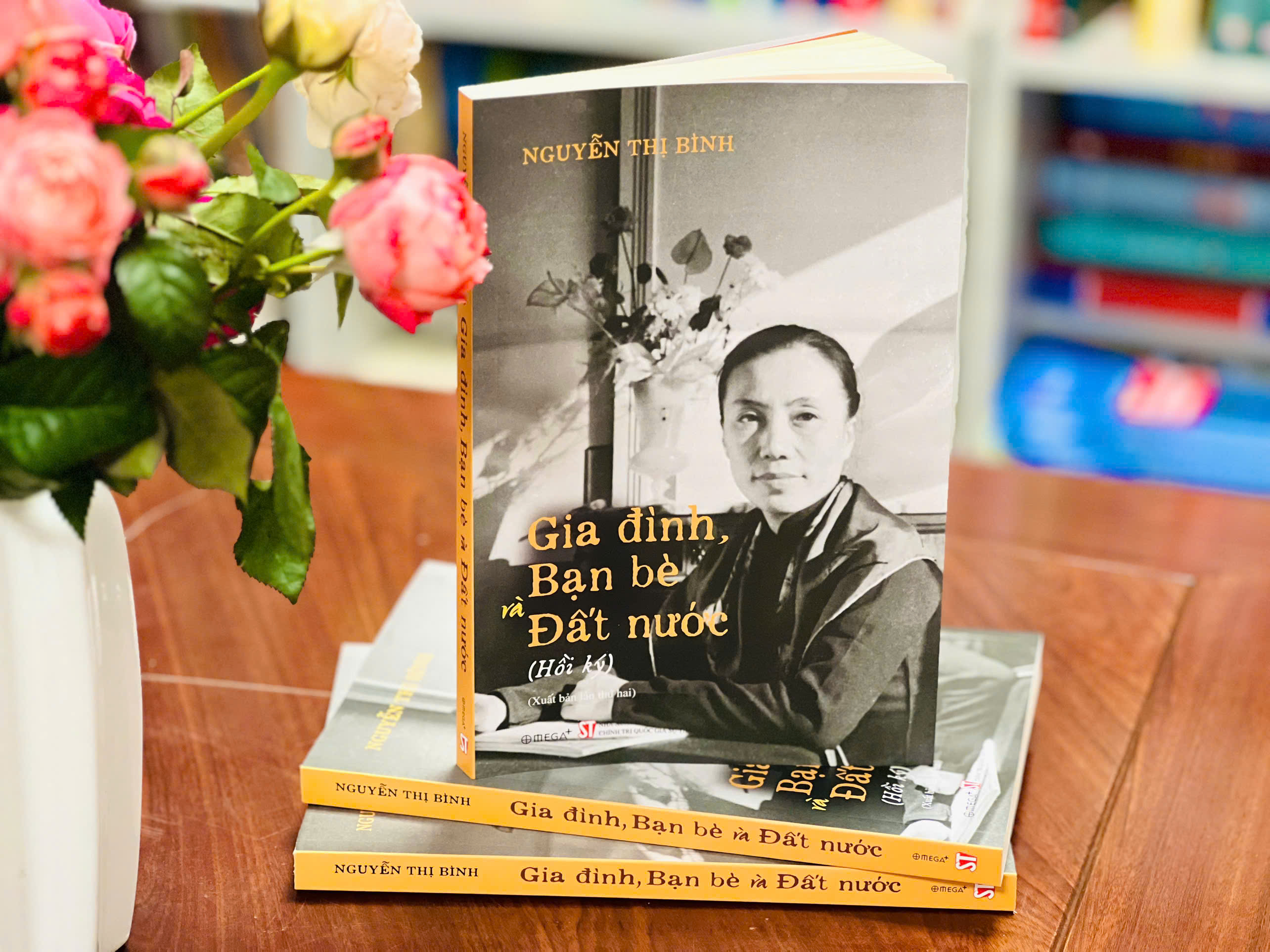 Gia Đình, Bạn Bè Và Đất Nước (Hồi Ký Nguyễn Thị Bình) - Bìa Mềm