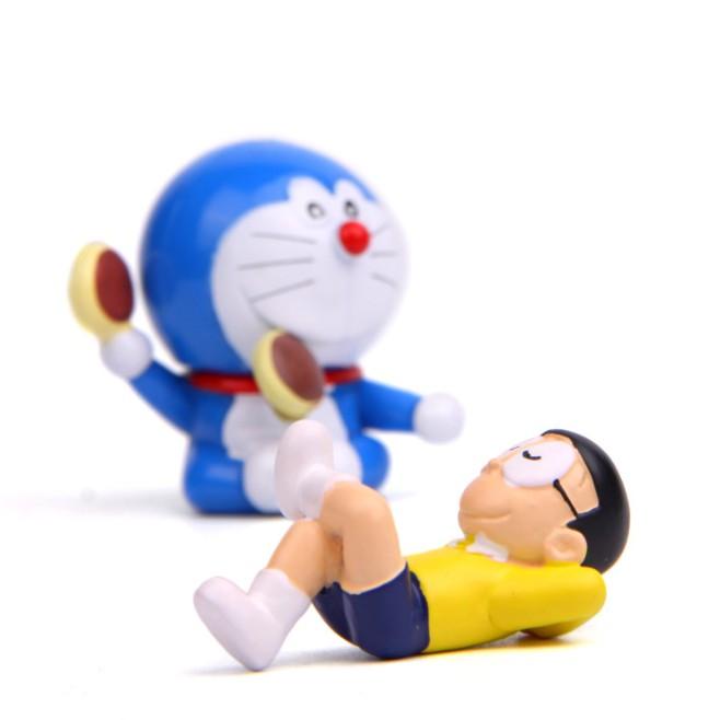 Mô hình Nobita lười biếng nằm ngủ và mèo Doraemon ăn bánh rán quen thuộc