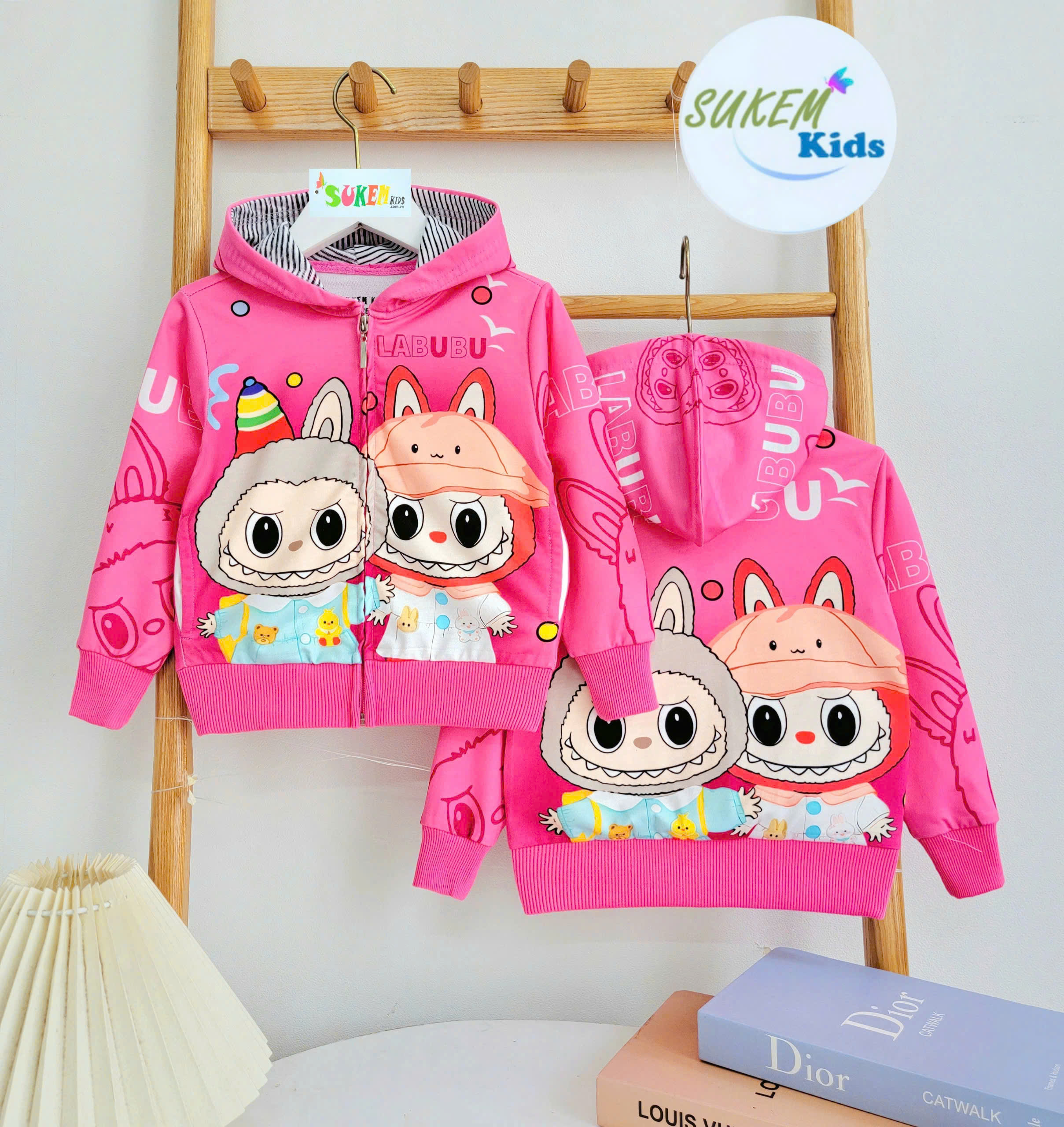 Áo khoác chống nắng có nón cho bé gái hình Labubu từ 10-40kg chất da cá mịn mát