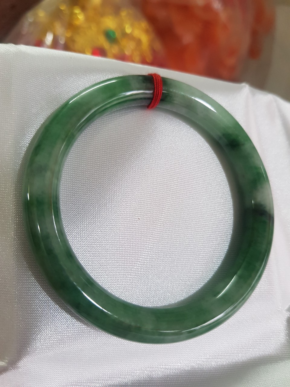Vòng Cẩm Thạch tự nhiên mới cao cấp đẹp Đậu Lý Sịn Sao 54mm x cọng 8mm màu xanh đậu lý đậm nhạt điểm trắng nhẹ đẹp bóng nữ 53kg - 60kg đeo rất đẹp sang tay món quà tặng Mẹ , Vợ người thân ý nghĩa ạ