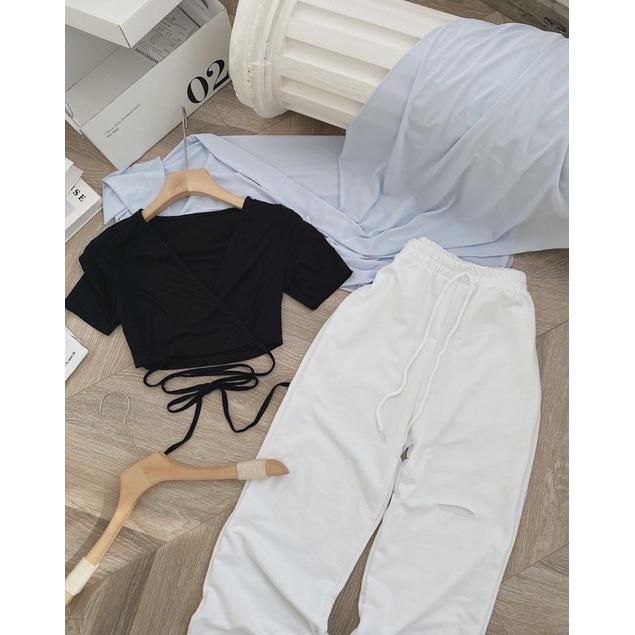 Set áo croptop đen cổ v cột dây bụng kèm quần trắng rách gối