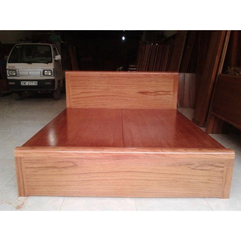 Giường gỗ tự nhiên .