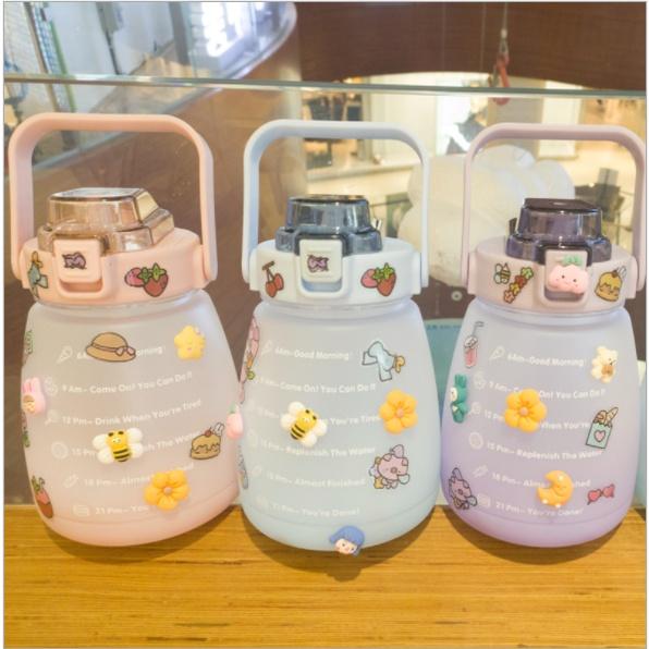 Bình Nước 1400ml Cute, Chia Vạch Khung Giờ, Nhựa Tritan Cao Cấp Với Màu 3D Siêu Chất ,Bình Nước Bụng Bự 3D TMBOOKS