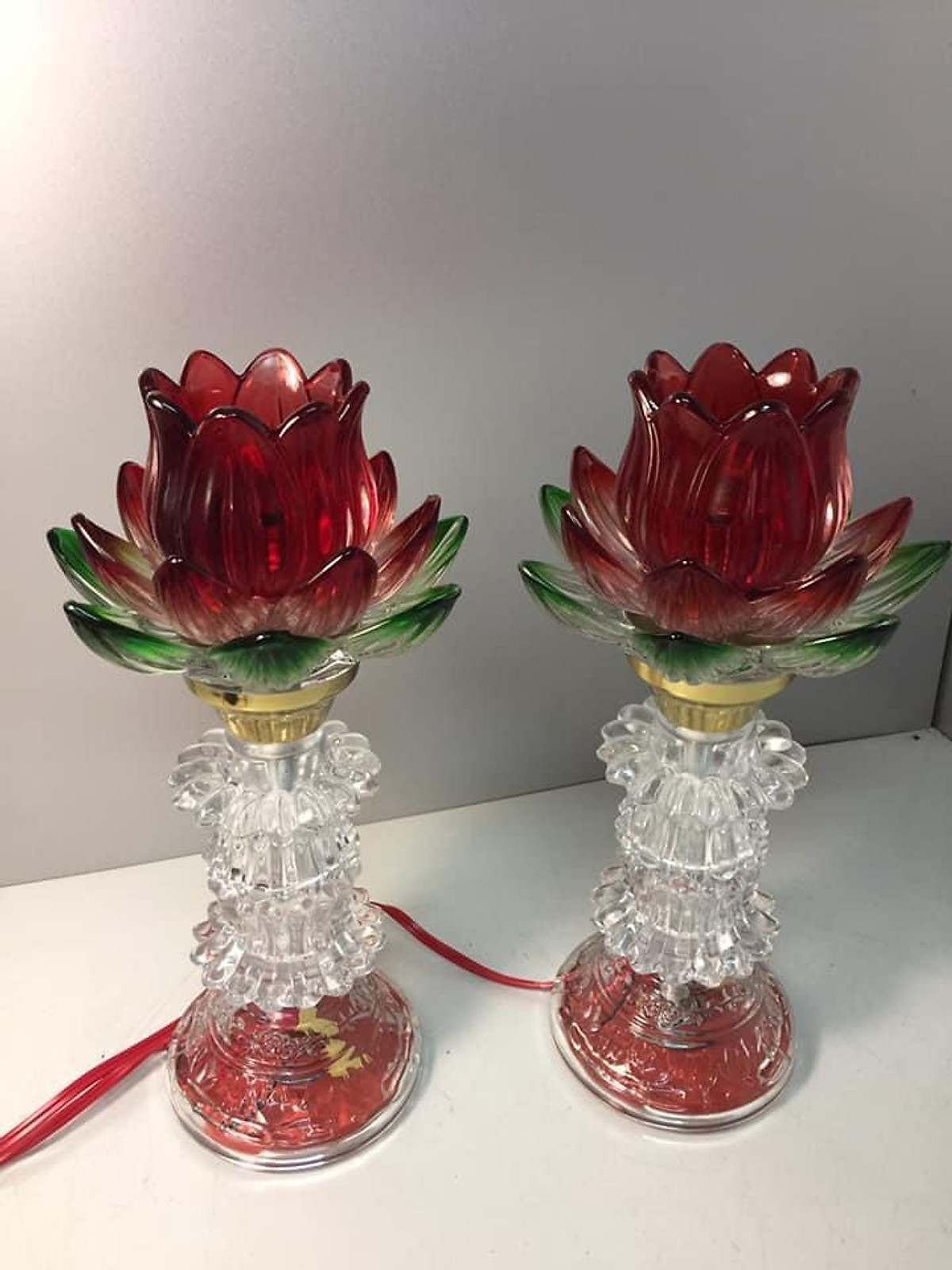 Đèn thờ thủy tinh bóng và thân đèn có đèn led , tiết kiệm điện, cao 28 cm mẫu hoa màu đỏ BH12164