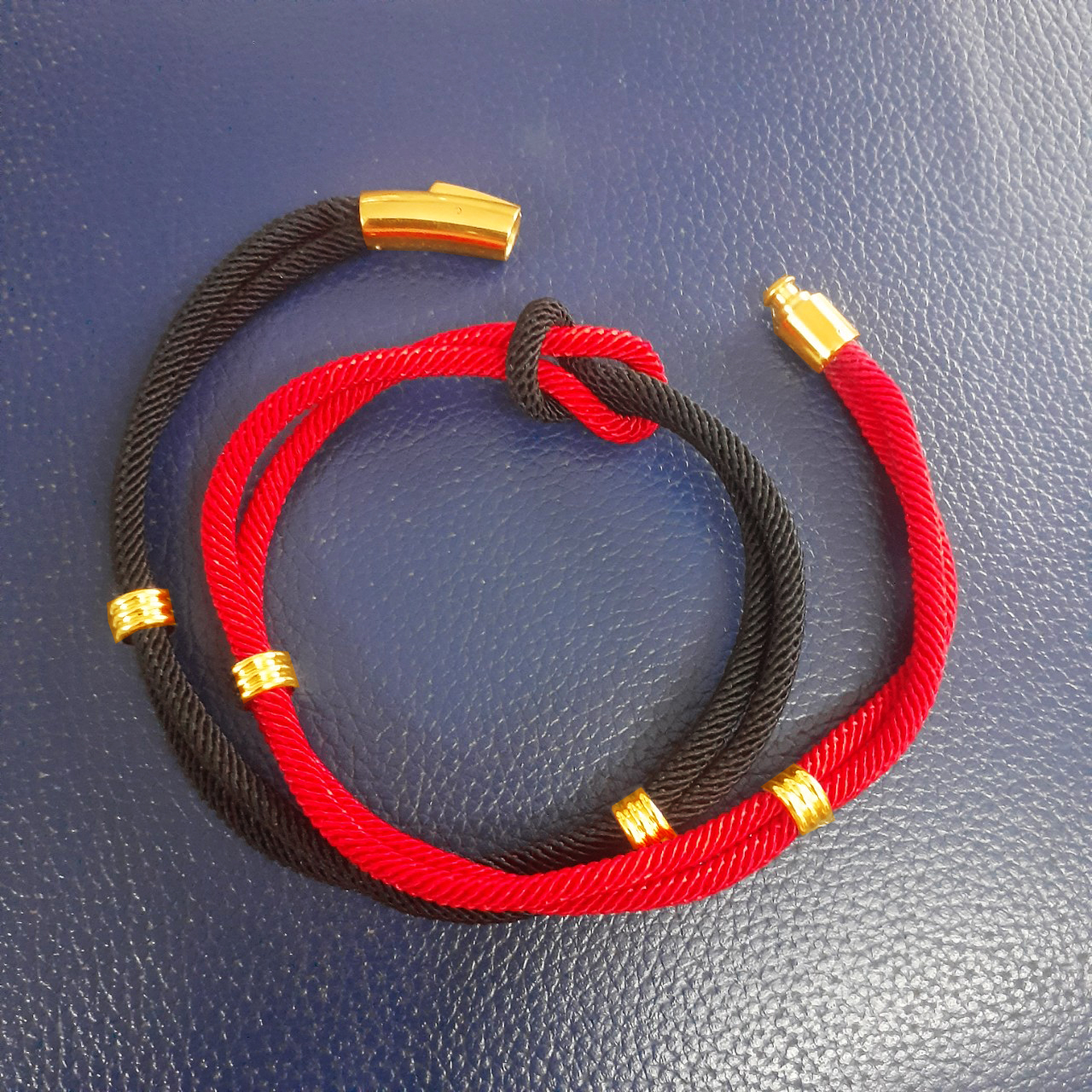 Dây chuyền dù thái đôi thắt gút 2 màu đen. đỏ bọc khoen inox 6ly màu vàng tạo nên đẳng cấp, phong độ cho người đeo