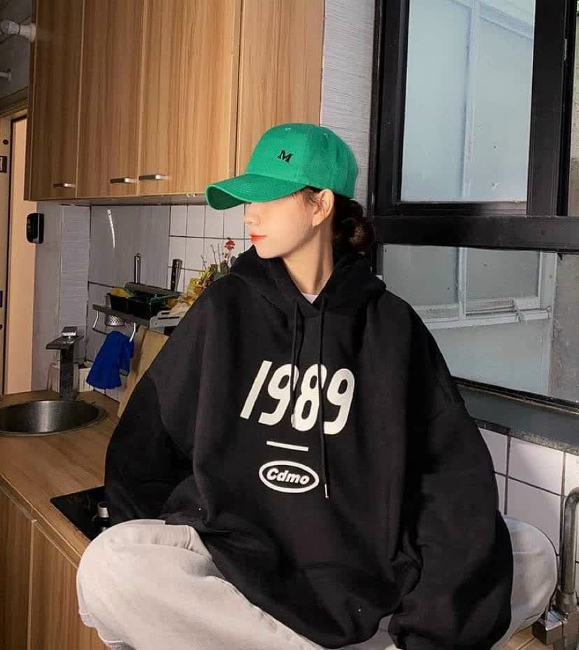 ÁO KHOÁC HOODIE NỈ NGOẠI họa tiết in số 1989 có 2 màu đen kem
