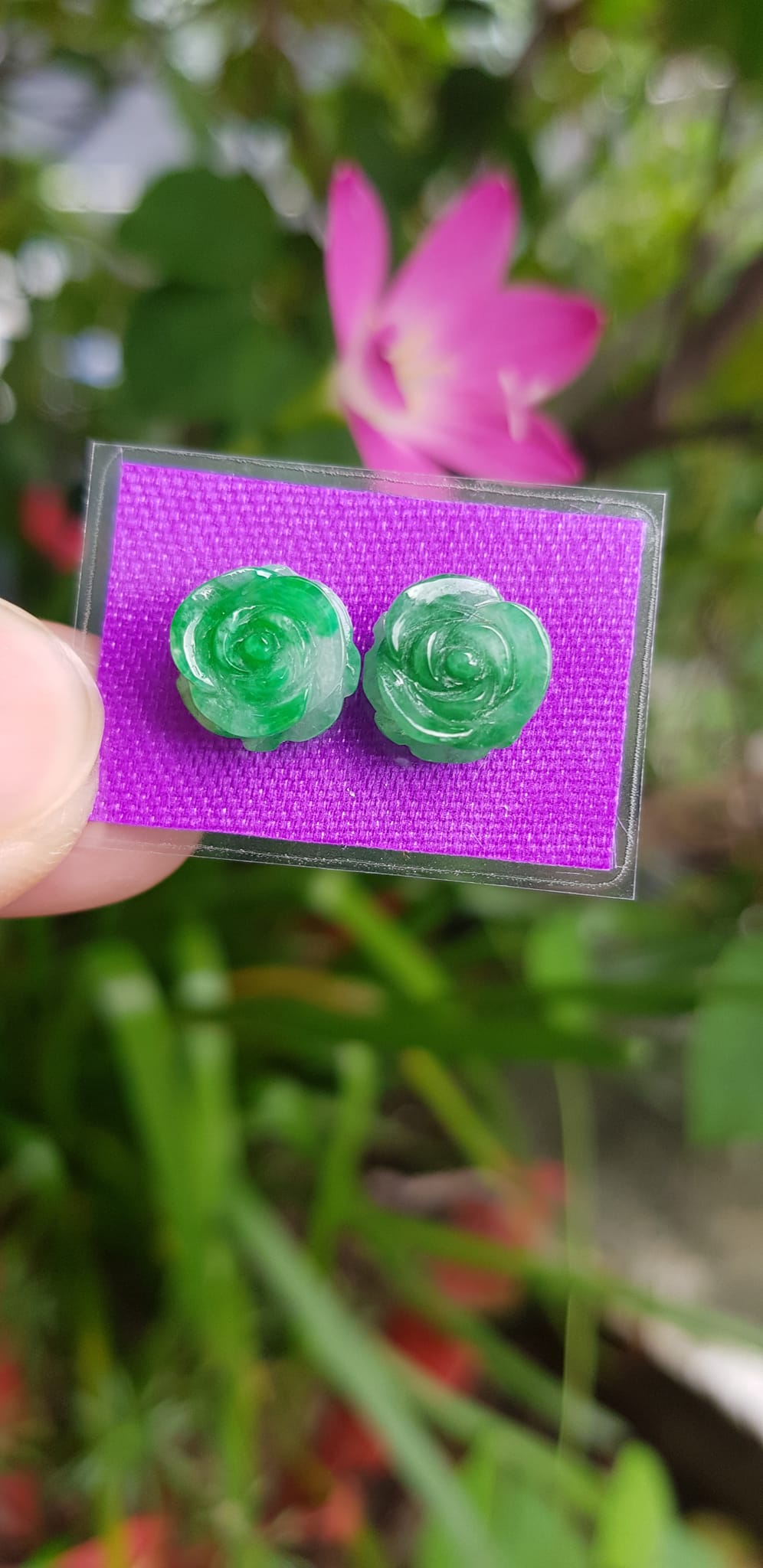 Đôi bông tai nữ mới bông hồng nổi đẹp size đk 10mm x cao 5mm đá cẩm thạch xanh tự nhiên lý tươi xíu trắng nhẹ rất xinh các Chị em về bọc vàng lên đeo đẹp sang tai lắm nhé