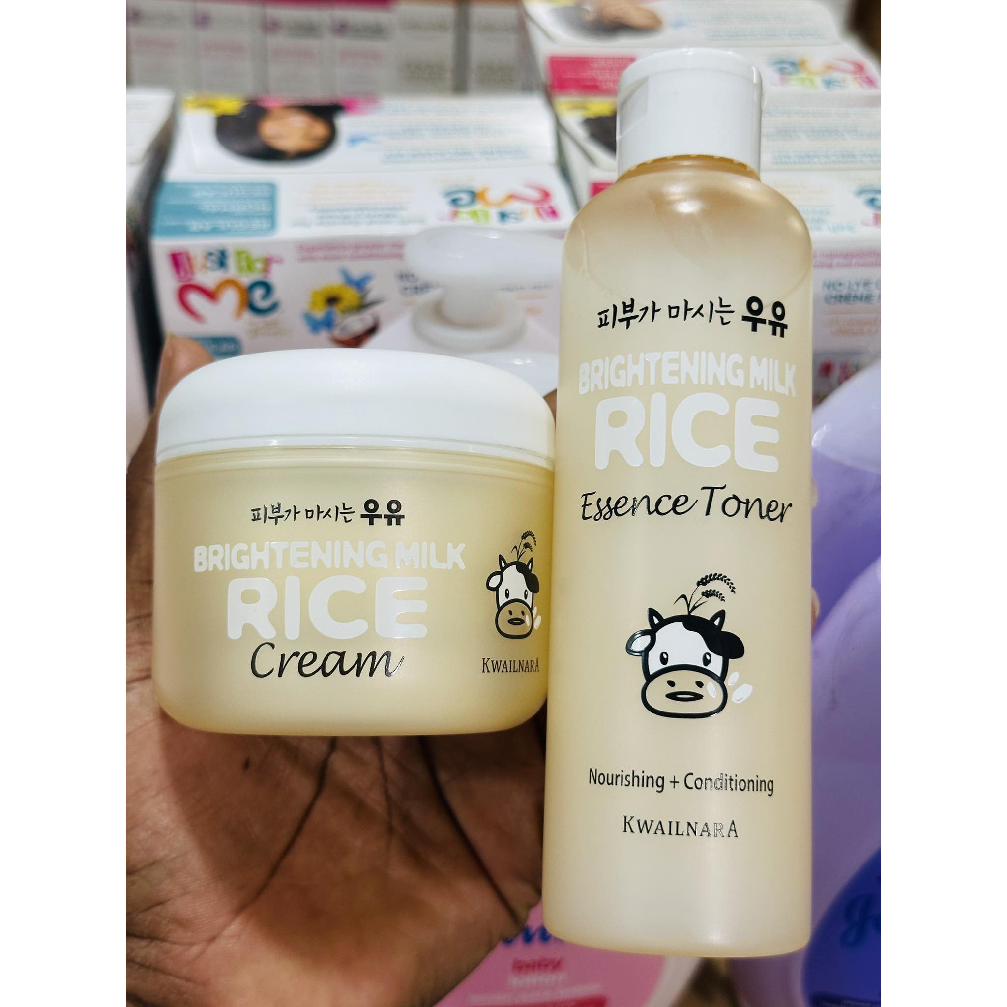 Nước hoa hồng dưỡng ẩm và làm sáng da Kwailnara Brightening Milk Rice Essence Toner Hàn Quốc 200ml