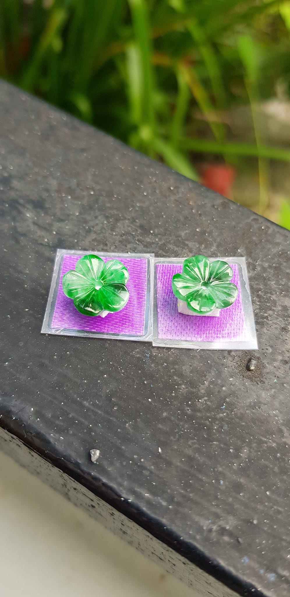 Đôi bông tai hoa mai đẹp đk 10mm x dầy 2mm đá cẩm thạch xanh tự nhiên lý sơn thủy trắng nhẹ các Chị em về bọc vàng lên đeo đẹp sang tai lắm nhé