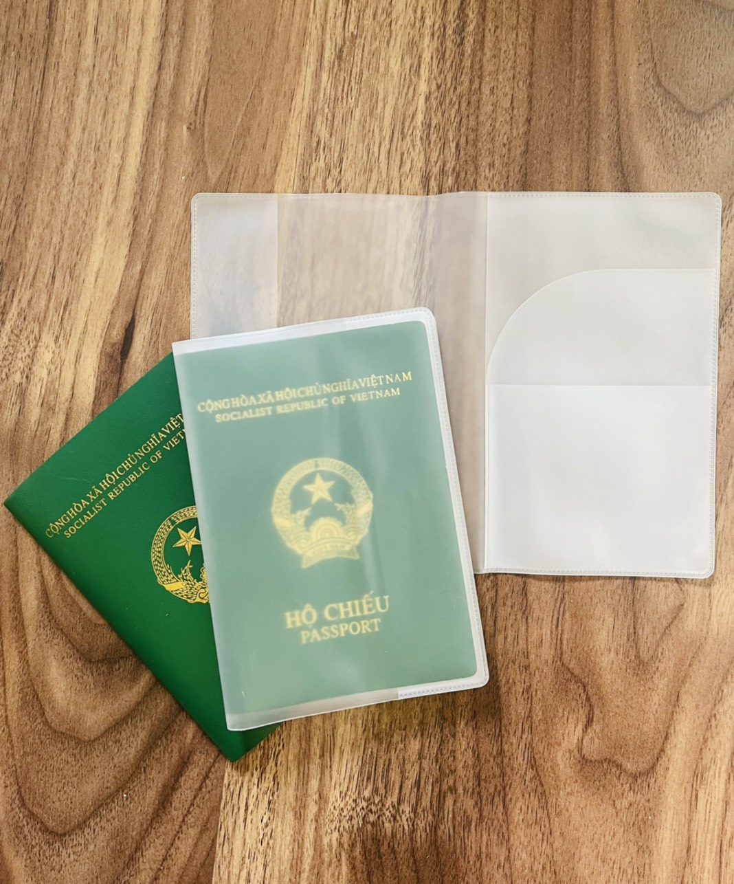 Vỏ Bọc Hộ Chiếu Bọc Passport Trong Suốt, Có Khe Kẹp Vé, Bỏ Thẻ ATM