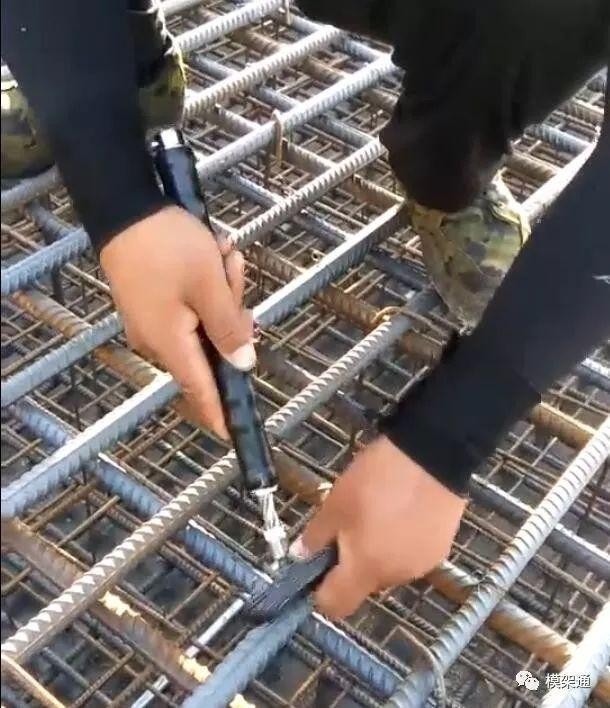 Móc buộc thép, móc xoay thép