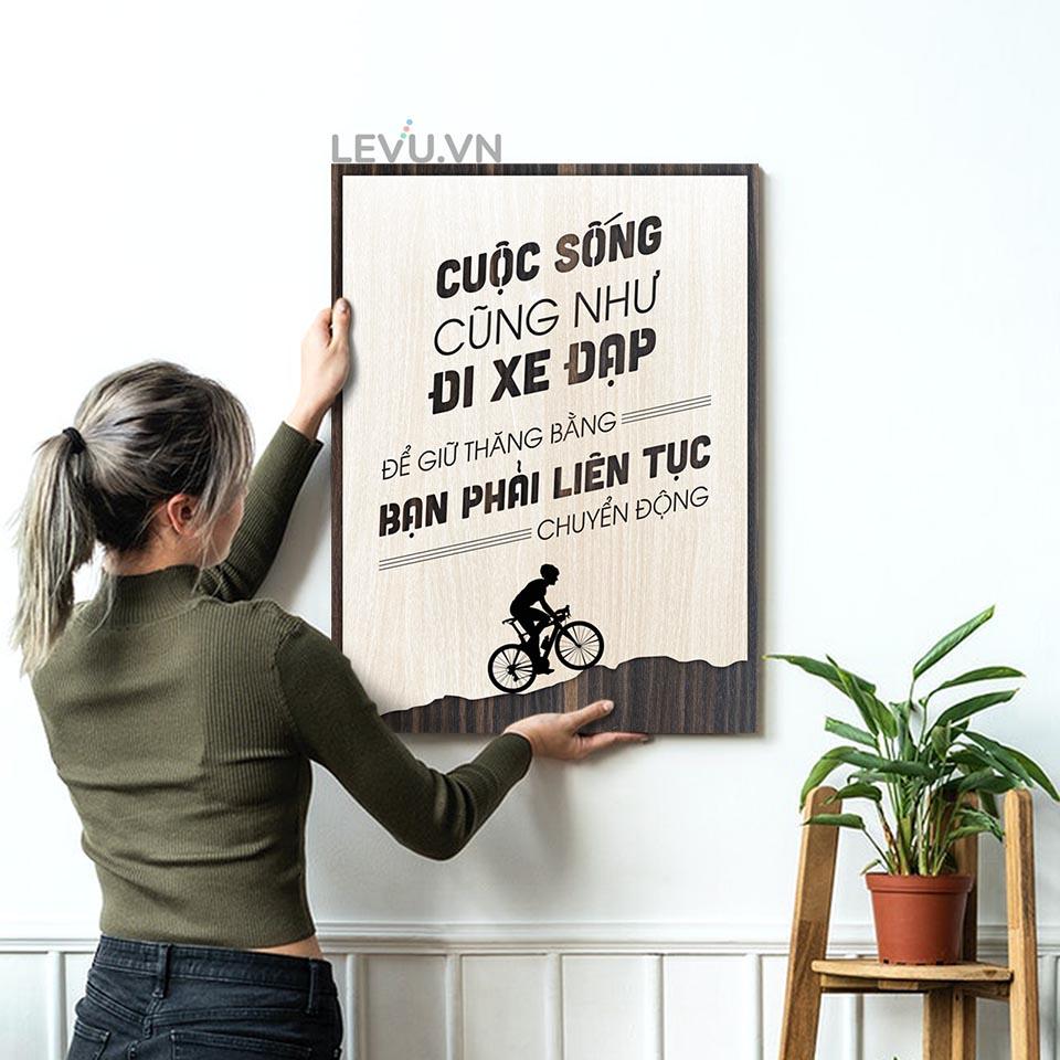 Tranh treo tường công ty LEVU LV072 &quot;Cuộc sống cũng giống như đi xe đạp, để giữ thăng bằng bạn phải liên tục chuyển động