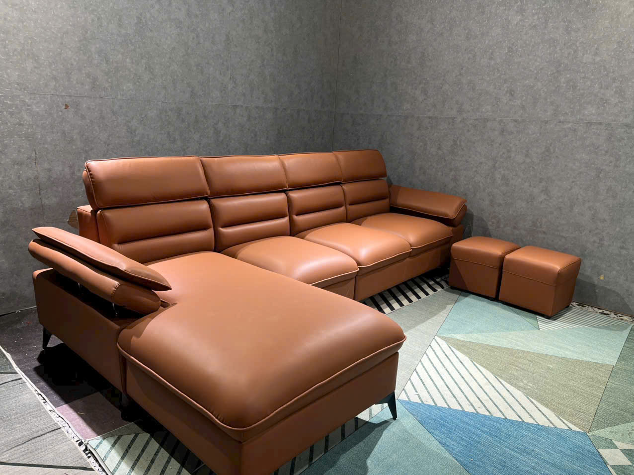 Sofa phòng khách Tundo da góc NK2025 đầu bật KT 3m1 x 1m8 kèm 2 đôn vuông