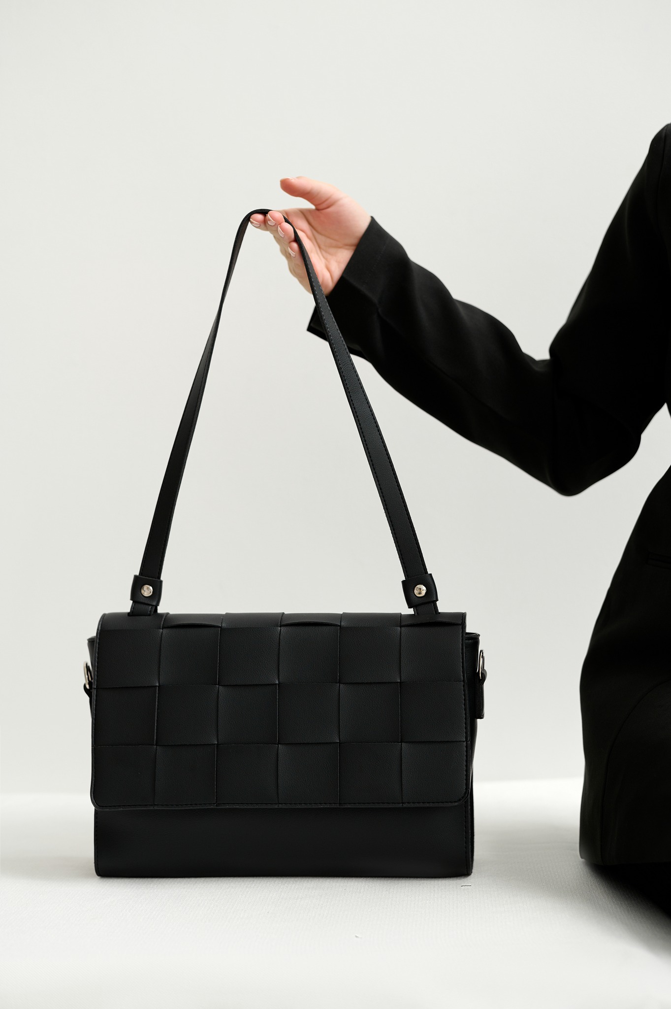 OLV - Túi Black Woven Shoulder Bag