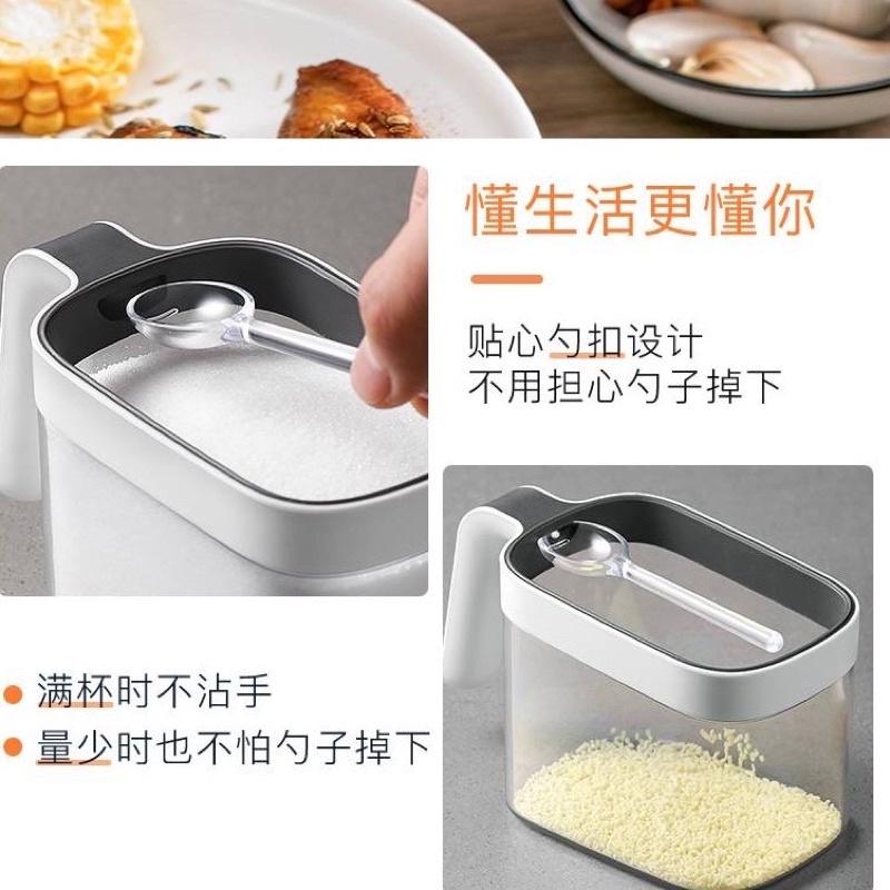 Kệ gia vị kèm thìa 2 ngăn và 3 ngăn cao cấp không khoan tường mẫu mới 2021