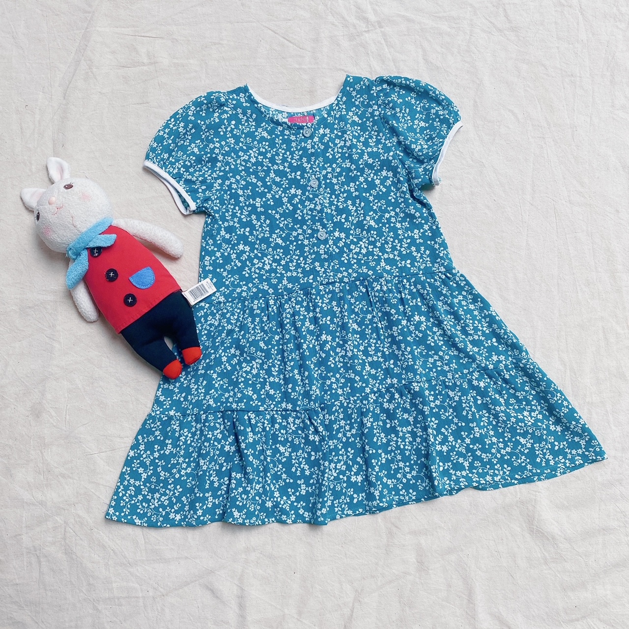 Đầm bé gái tay phồng gài nút trước